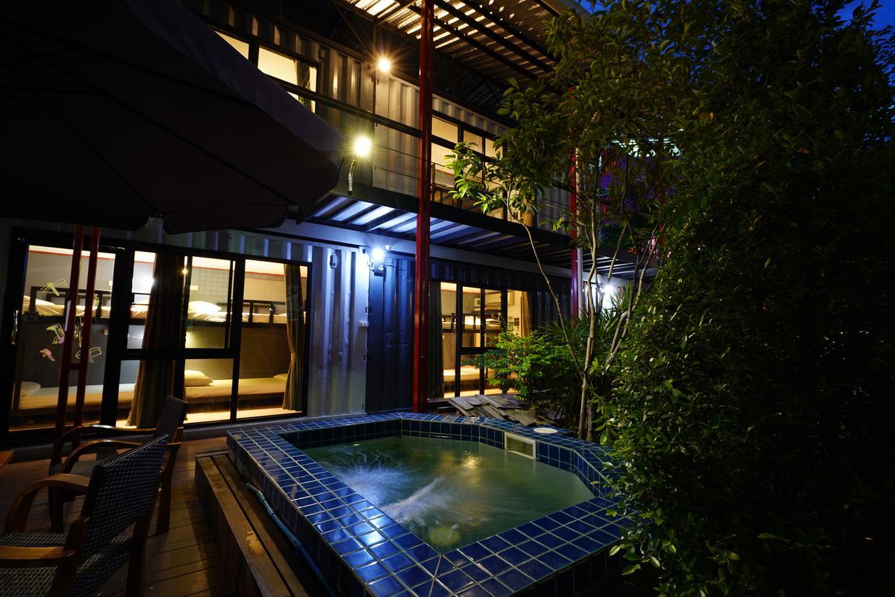 At Box Hostel Chiang Mai Exterior photo